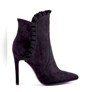 Black Pointed Toe Stiletto Bootie!